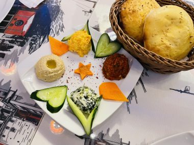 ビションフリーゼ　おもち 自分の事ですが  トルコレストランが素敵だった IMG_9094-380x285